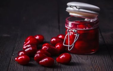 Пряный маринованный кизил: рецепт, который захочется повторить