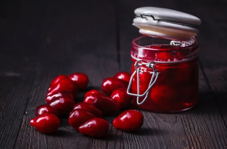 Пряный маринованный кизил: рецепт, который захочется повторить