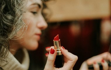 Помади, яких краще уникати після 50: відтінки, що візуально підкреслюють зморшки й роблять обличчя старшим