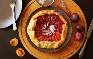 Аромат французской пекарни: готовим галету со сливами