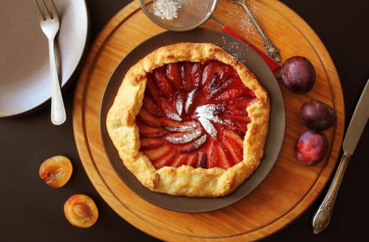 Аромат французской пекарни: готовим галету со сливами