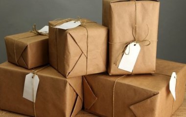 Джекпот на пошті: жінка купила коробку загублених посилок і виявила цінну річ