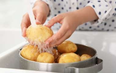 Простые и быстрые способы отмыть руки после чистки молодого картофеля