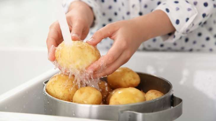 Простые и быстрые способы отмыть руки после чистки молодого картофеля