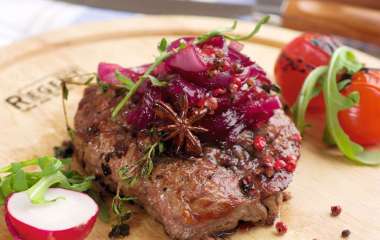 Антрекот с луковым конфитюром