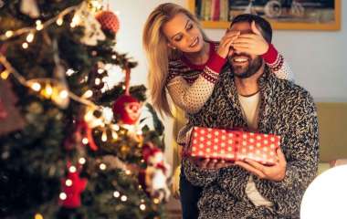 Что подарить мужу на Новый год 2022 - классические и оригинальные идеи подарков