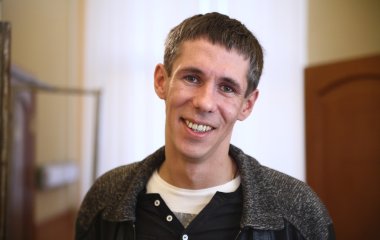 «Бомжацкий обед»: Алексей Панин и его дочь распивают алкоголь и едят устрицы посреди улицы