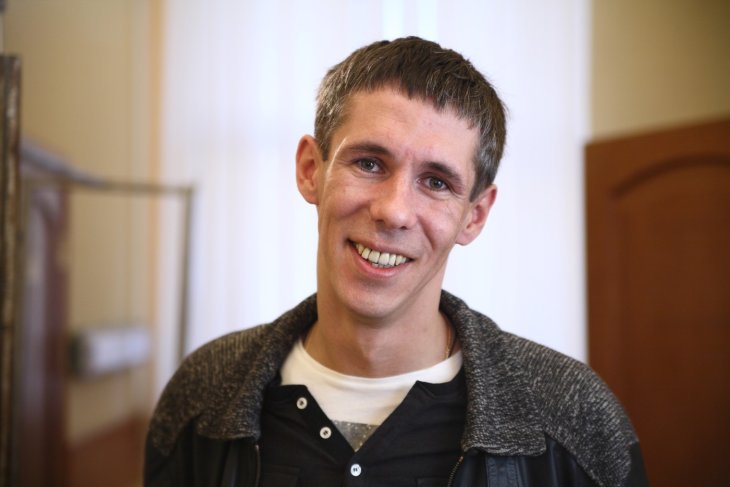 «Бомжацкий обед»: Алексей Панин и его дочь распивают алкоголь и едят устрицы посреди улицы