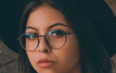 Обличчя здається ширшим через зачіску: п’ять деталей, які псують образ