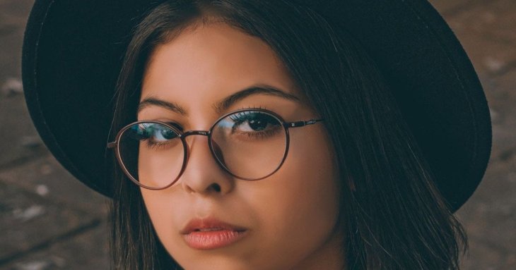 Обличчя здається ширшим через зачіску: п’ять деталей, які псують образ