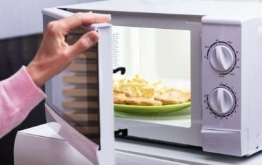 Опасно для жизни: названы продукты, которые нельзя греть в микроволновке