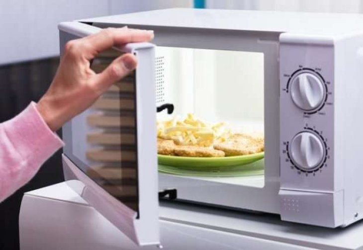 Опасно для жизни: названы продукты, которые нельзя греть в микроволновке