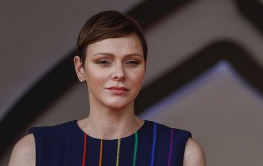 Княгиня Монако Шарлен с дочерью появились на публике в стильных пальто (фото)