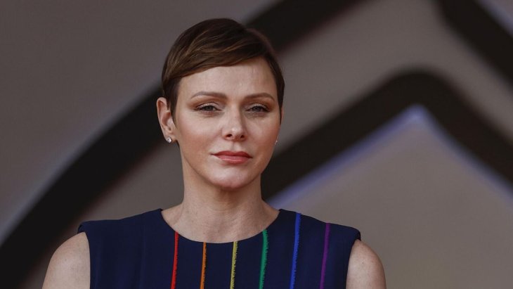 Княгиня Монако Шарлен с дочерью появились на публике в стильных пальто (фото)