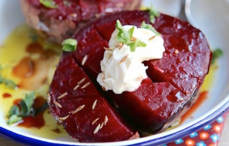 Запеченная свекла с тмином и сливочным сыром