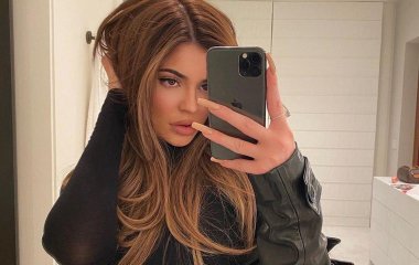 Кайли Дженнер похвасталась формами в бархатном купальнике