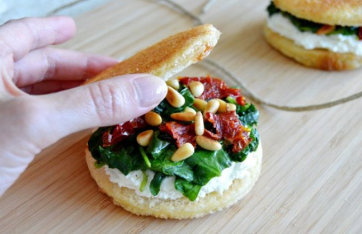 Сэндвич со шпинатом и рикоттой