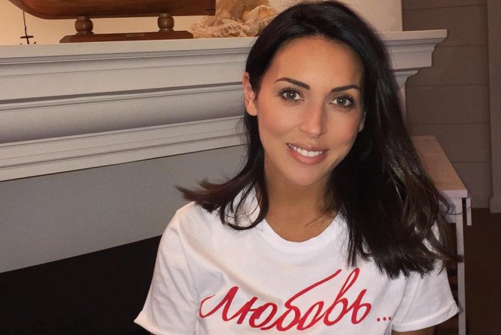 Алсу позировала в юбке из перьев