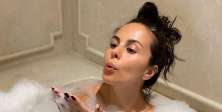 Настя Каменских порадовала поклонников новыми селфи, она снялась в ванной (фото)