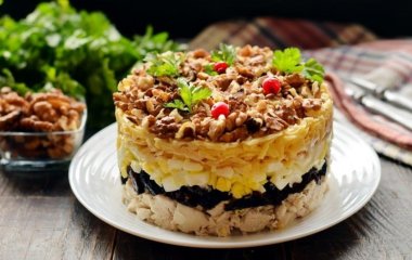 Вкусный и нежный рецепт салата с курицей и черносливом