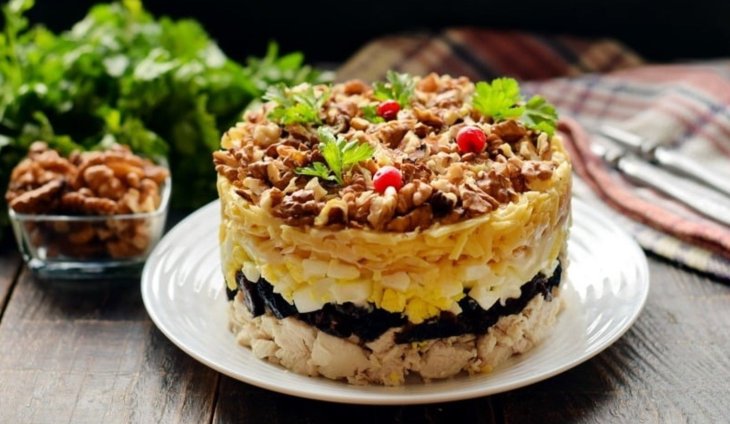 Вкусный и нежный рецепт салата с курицей и черносливом
