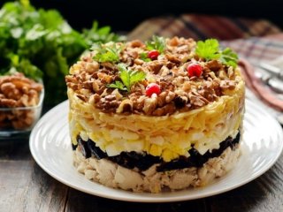 Вкусный и нежный рецепт салата с курицей и черносливом