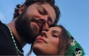 Солистка KAZKA Александра Зарицкая на романтических фото показала нежные поцелуи с женихом