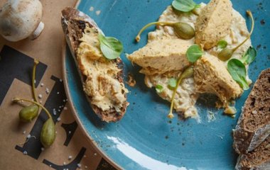 Риет из кролика с соусом из белых грибов