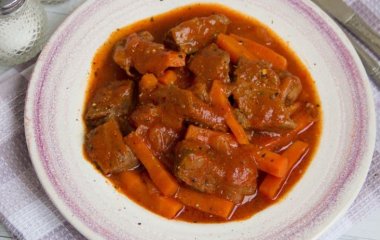 Телятина, тушенная с морковью и луком