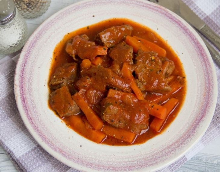 Телятина, тушенная с морковью и луком