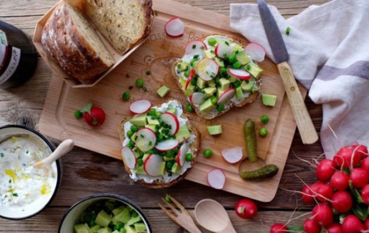 Тартины с рикоттой, авокадо и редисом