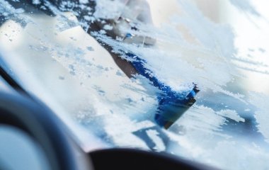 Ви не повірите, навіщо водії натирають лобове скло цибулею — як цей трюк рятує автомобіль взимку