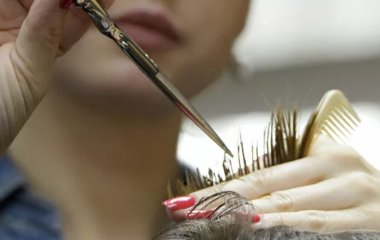 Лікар розповіла, як уникнути зараження коронавірусом у перукарнях
