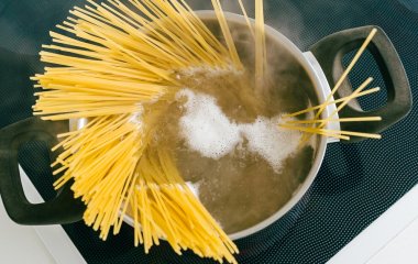 9 речей на кухні, які можна почистити, поки варяться макарони