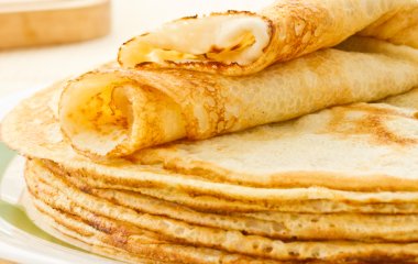 Кухарі розповіли, що робити, якщо млинці прилипають до сковороди і рвуться