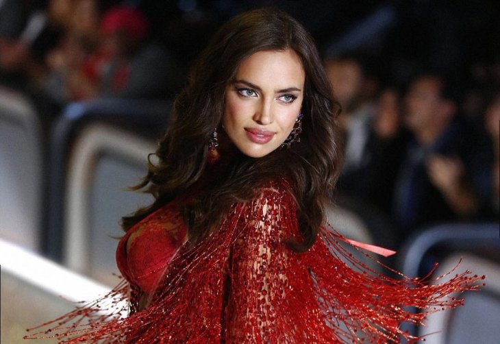 Ирина Шейк блистала на показе Versace