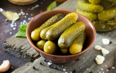 Огурчики как из бочки: древний способ засолки огурцов 