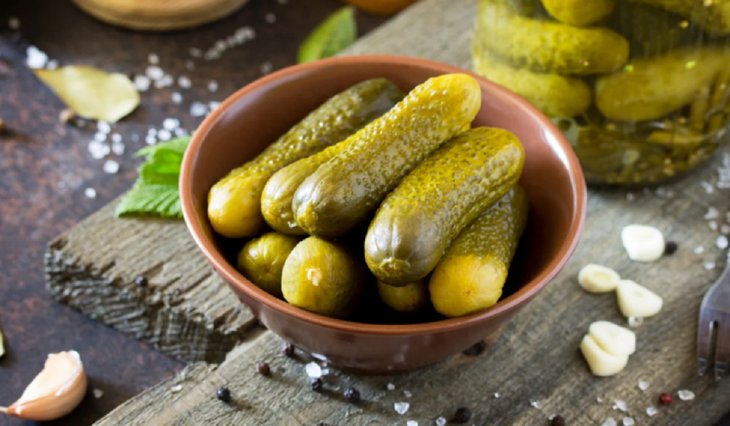 Огурчики как из бочки: древний способ засолки огурцов 