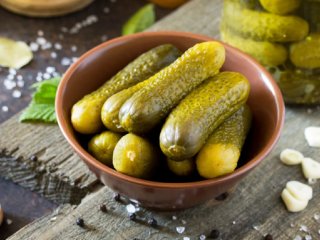 Огурчики как из бочки: древний способ засолки огурцов 