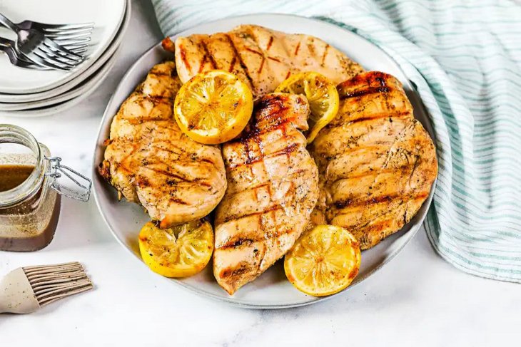 Вкусное и нежное блюдо: рецепт куриной грудки с лимоном