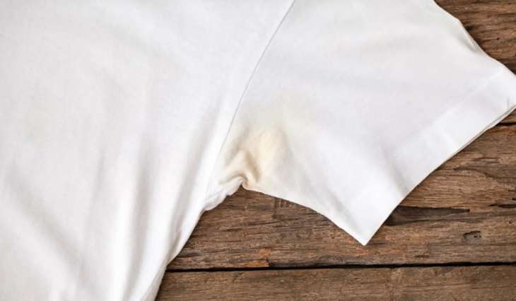 Как избавиться от пятен пота на белой одежде: простой способ