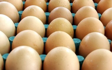 Яєчна шкаралупа відмиє застарілий жир зі сковороди: хитрість, про яку мало хто знає