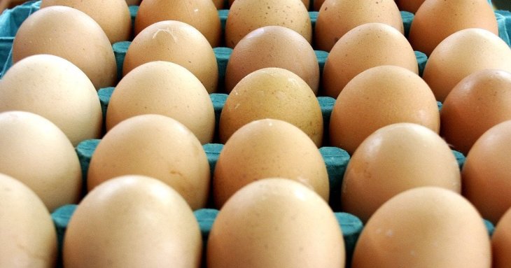 Яєчна шкаралупа відмиє застарілий жир зі сковороди: хитрість, про яку мало хто знає
