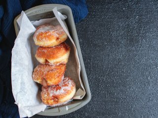 Быстро, просто и очень вкусно: рецепт творожных пончиков во фритюре