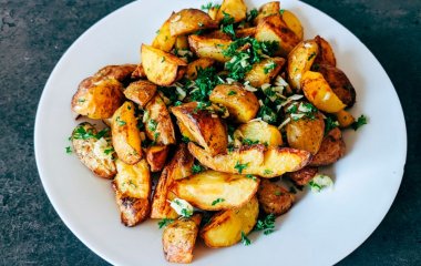 Идеальный гарнир: рецепт хрустящего картофеля по-селянски с пармезаном