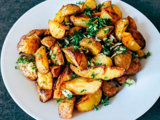 Ідеальний гарнір: рецепт хрусткої картоплі по-селянськи з пармезаном