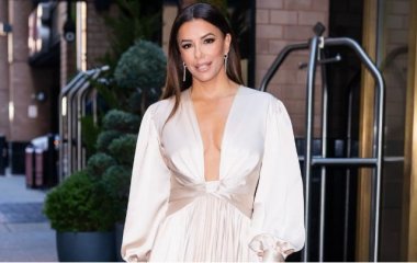 Ева Лонгория сверкнула фигурой в тесном купальнике, едва прикрывшем ее бюст