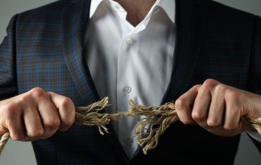 Як зупинити маніпулятора, не сказавши жодного слова: психологічні трюки