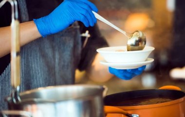 Кулинарный лайфхак от шеф-поваров: зачем бросать яблоко в кипящий суп?