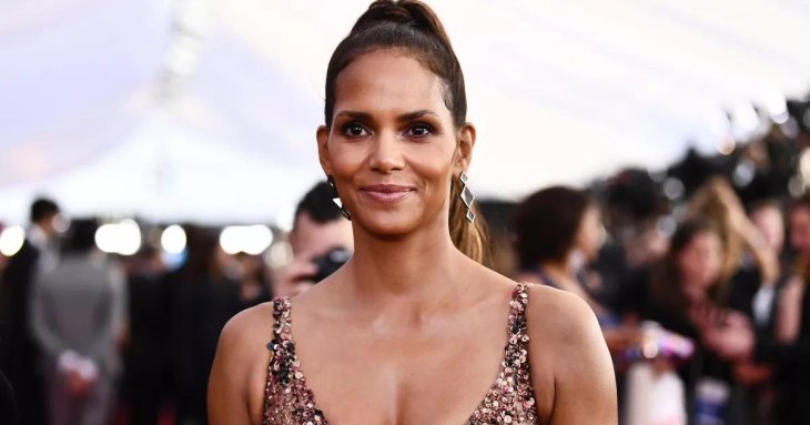 53-летняя Холли Берри поделилась снимками в бассейне